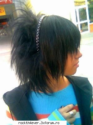 ~foto~ hehe,nu vrei fii goth trebe imbraci vrei fii emo,puneti insigne tine,fati frizura mai tipata