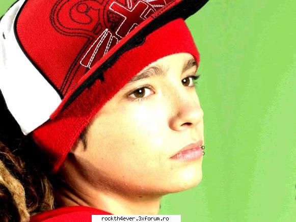 ce va place cel mai mult la Tom? - ador la nebunie......cum cinta la ghitara...asta - Tom Kaulitz